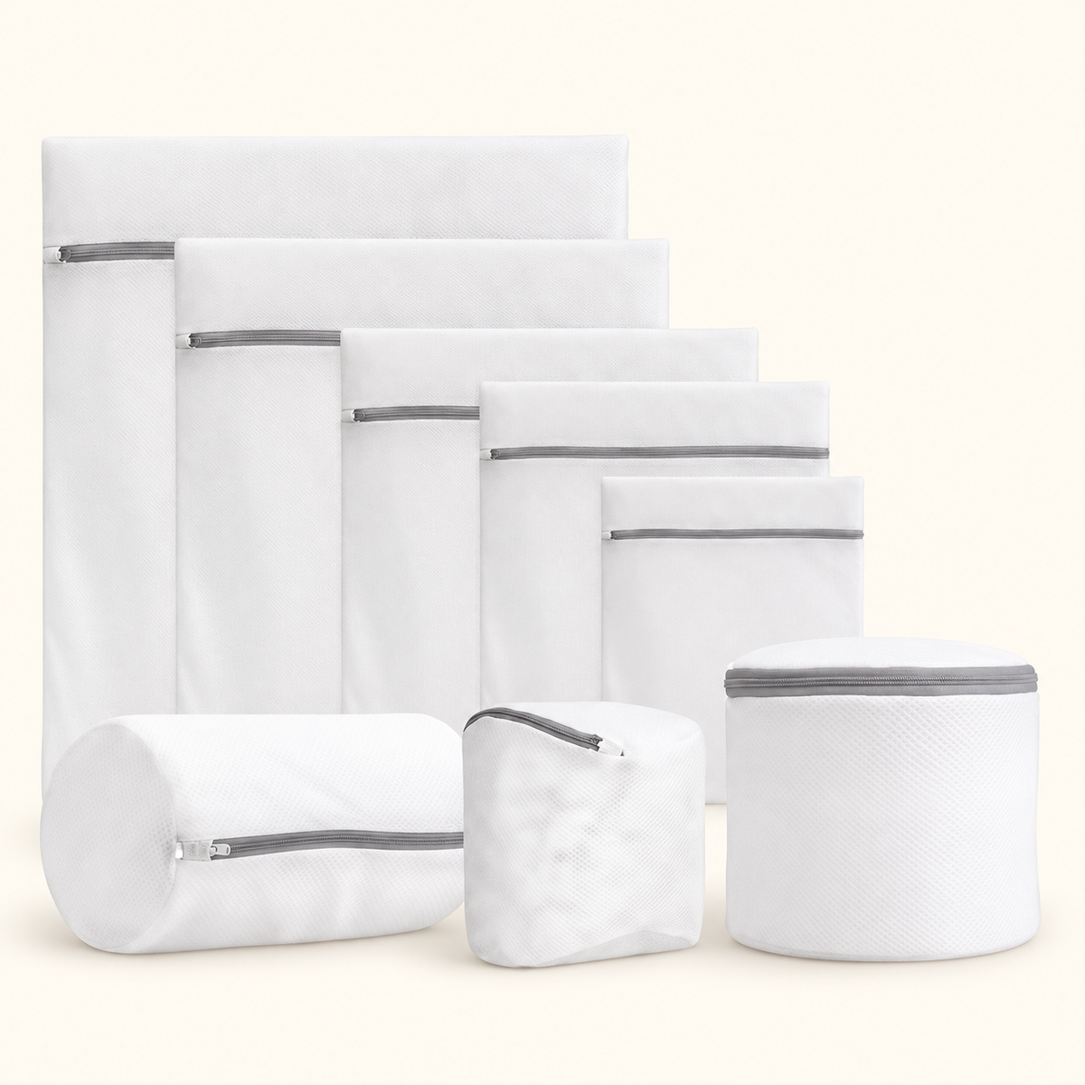 Ocho bolsas blancas de malla para lavandería, de distintos tamaños y con cremalleras grises.