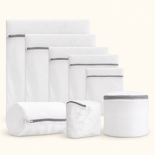 Ocho bolsas blancas de malla para lavandería, de distintos tamaños y con cremalleras grises.